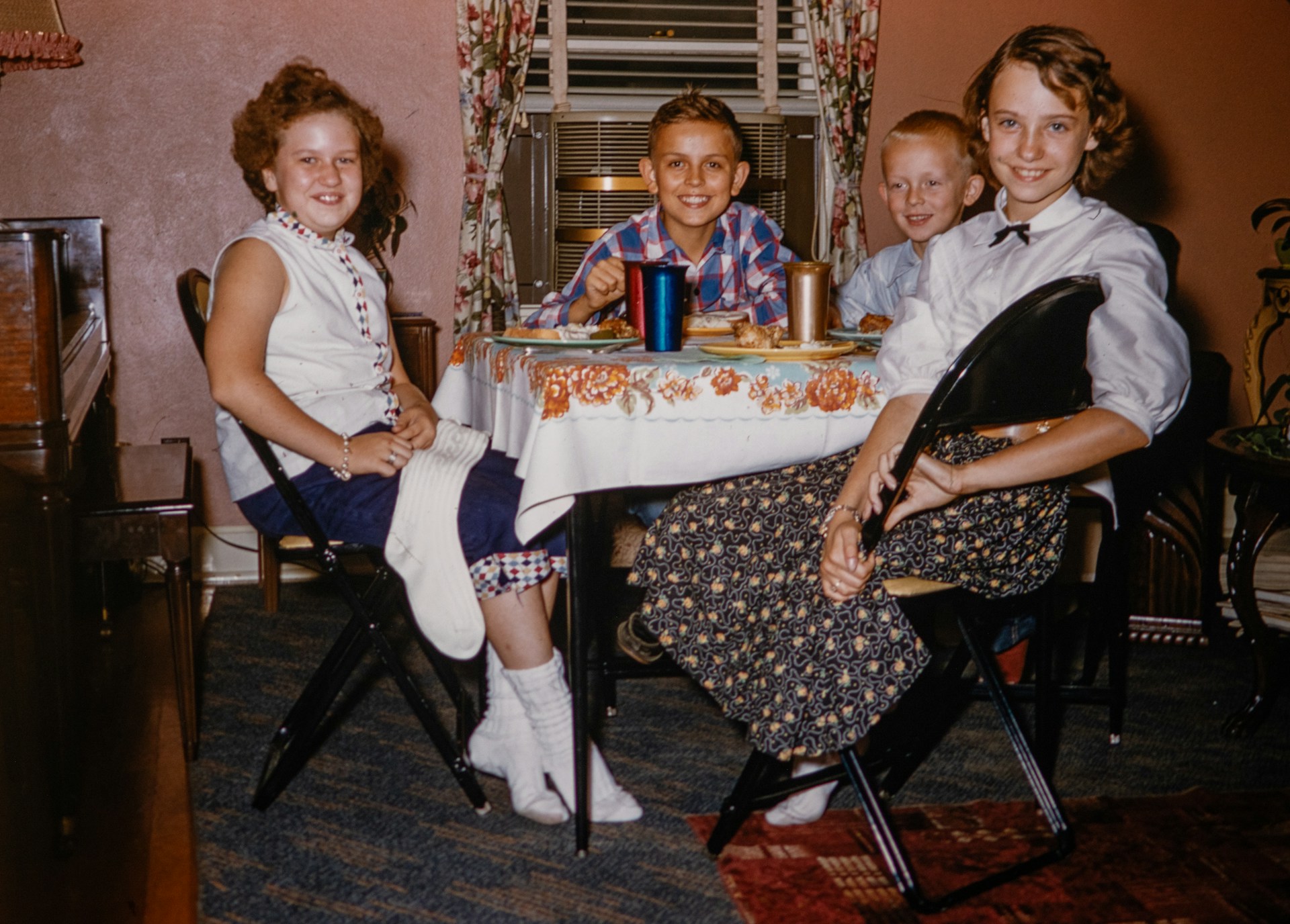 1950sKids01 Image of 1950s kids around a kitchen table.